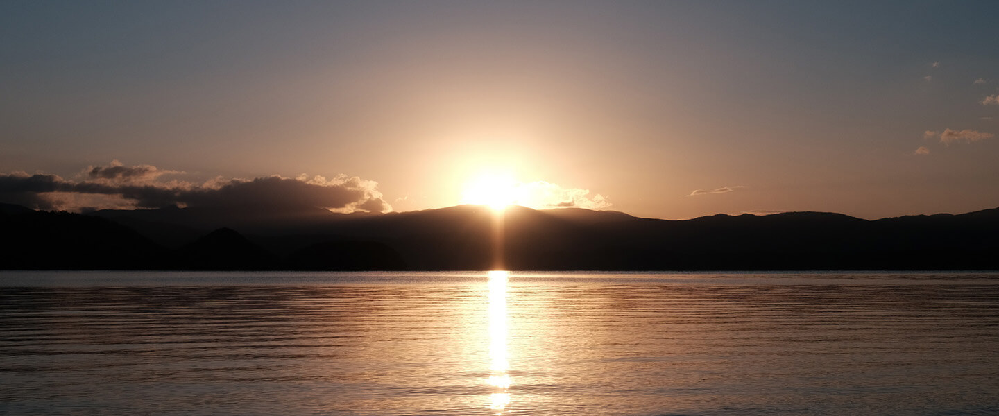 朝陽に包まれる洞爺湖